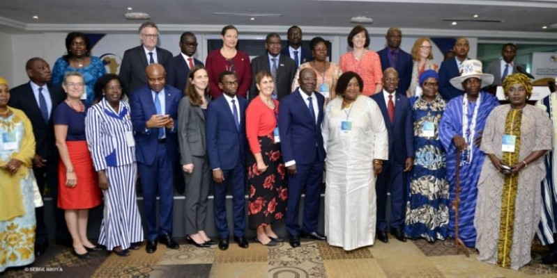 La nouvelle directrice de l’Unité de coordination du Partenariat de Ouagadougou, Dr Fatoumata Haïdara (au centre boubou blanc) veut faire des jeunes des acteurs de changement. (Isabelle Somian)