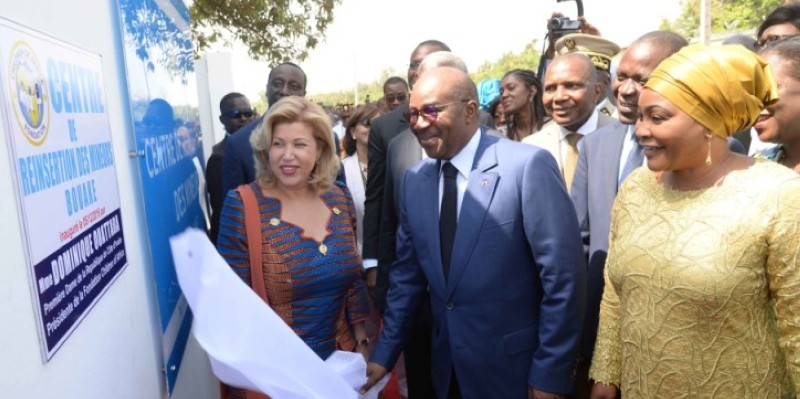 La Première dame Dominique Ouattara découvre la stèle du Centre de réinsertion des mineurs de Bouaké. (Cabinet Première dame)