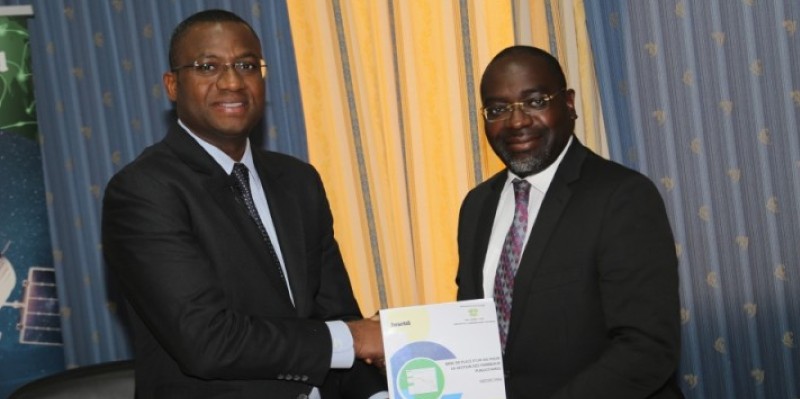 Le ministre Sidi Touré (à gauche), salue la réforme du secteur avec ce nouveau système. (DR)