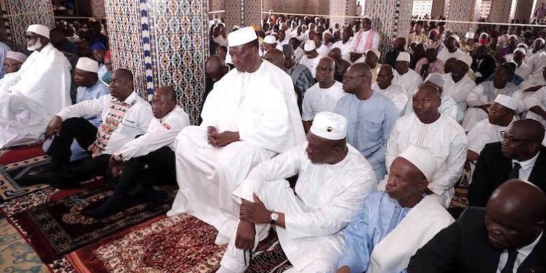 Le Chef de l'Etat Alassane Ouattara à la grande mosquée de Yamousoukro. (DR)