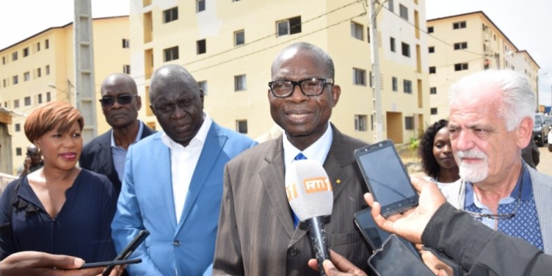 Le secrétaire d’Etat chargé du Logement social lors de sa tournée à la cité ‘’Ado’’ de Yopougon. (DR)