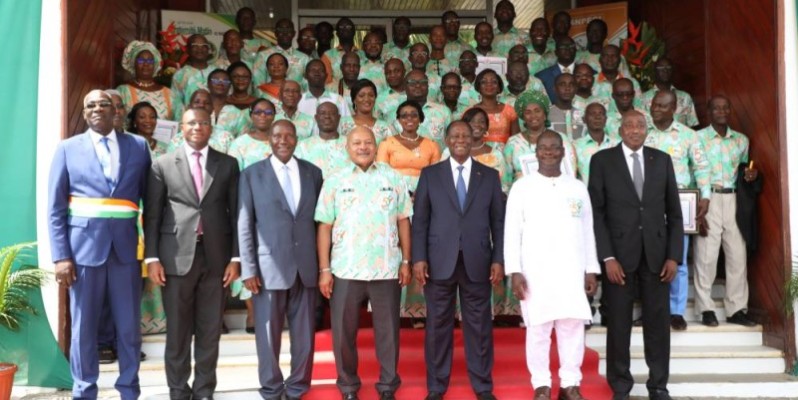 Les décorés autour du Président de la République, Alassane Ouattara. (Bosson Honoré)