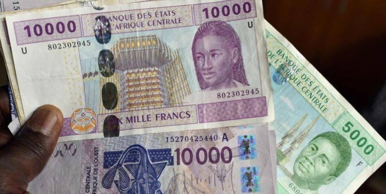 Coupures de billets qui attirent à la corruption. (DR)