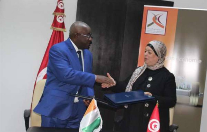 Dr Boutheina Ben Yaghlane, Directrice Générale de la Caisse des Dépôts et Consignations (CDC) et M. Fofana Lassina, Directeur Général de la CDC de la Côte d'Ivoire ont signé une convention de coopération entre les deux institutions (DR)