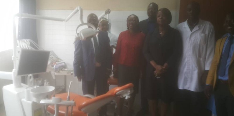 Le matériel médical de l'Université de Cocody visité par le DG du Croua1 Blé Guirao et l'épouse du maire de Cocody, Yolande Yacé. (DR)