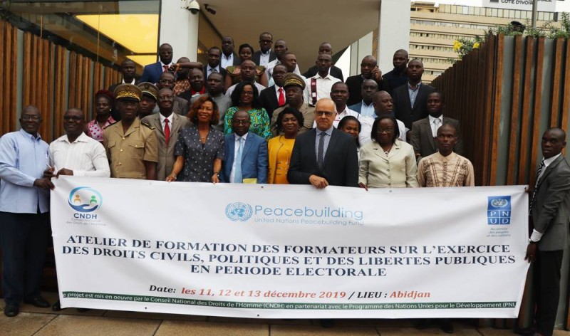 Photo de famille des participants au séminaire sur l’exercice des droits civils, politiques et des libertés (DR)
