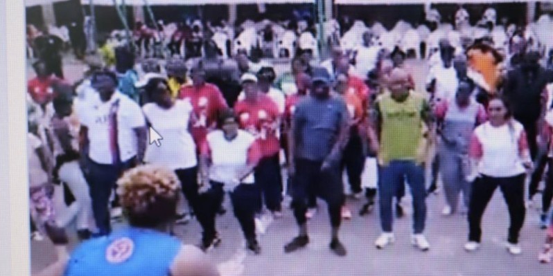 L'ex-international Bonaventure Kalou, maire de Vavoua (en vert) à côté du maire du plateau, Jacques Ehouo -en casquette). (Jean Bavane)