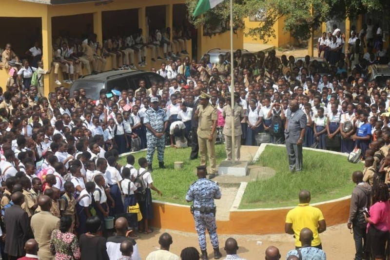 Le préfet d'Abidjan parlant aux élèves d'un établissement. (DR)