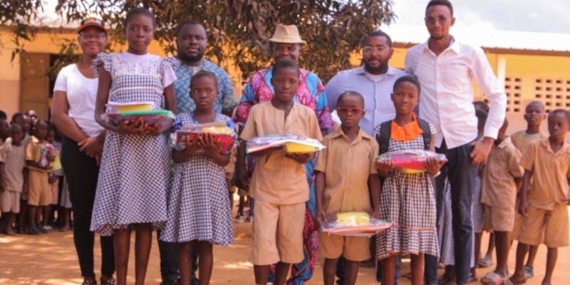 Des élèves de Broffodoumé heureux de recevoir le 10 septembre 2019, des kits scolaires de l'association Leaders de demain. (DR)