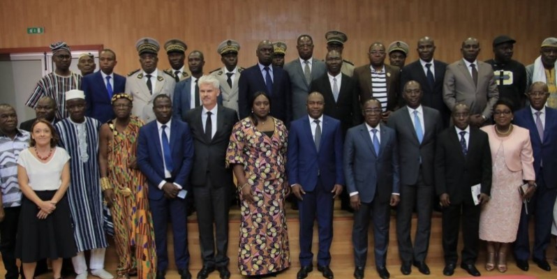 Le ministre Sidiki Diakité (au centre) avec les parties prenantes du projet Ecoter. (DR)