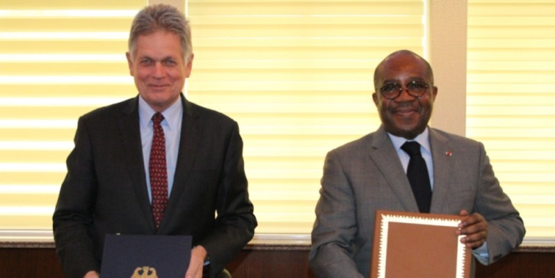 Le ministre Sansan Kambilé et l’ambassadeur d’Allemagne au cours de la cérémonie de signature de convention. (Joséphine Kouadio)