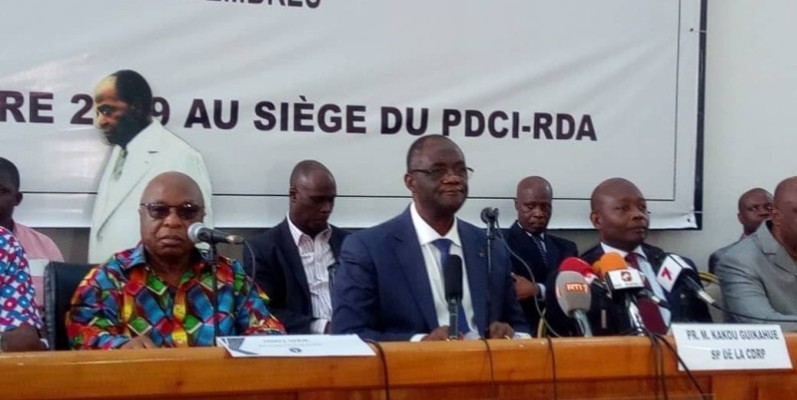Le secrétaire permanent de la Cdrp, entouré des membres de leurs plateformes, a expliqué les raisons de la délocalisation du meeting à Port-Bouët. (DR)