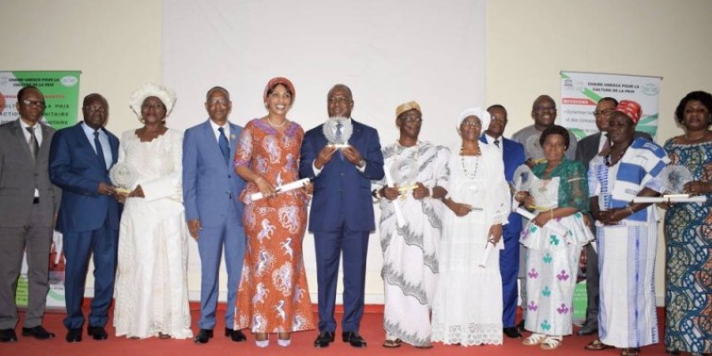 Le général Issa Coulibaly (au centre), en compagnie des autres ambassadeurs de la paix ou leurs représentants. (DR)