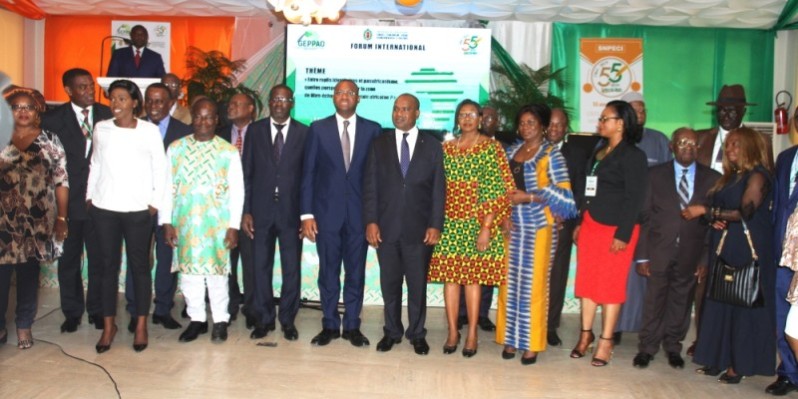 Photo de famille après l'ouverture du Forum Geppao. (Veroniqué Dadié)