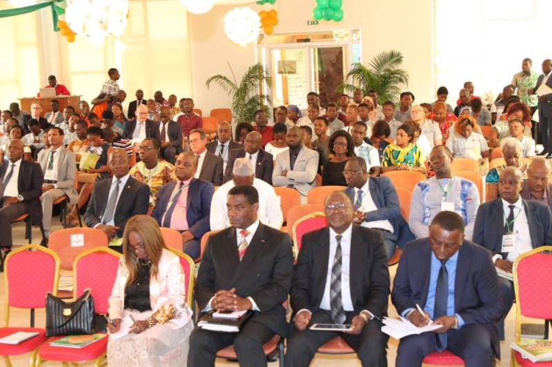 Des panélistes concentrés sur les prises de notes (Joséphine Kouadio)