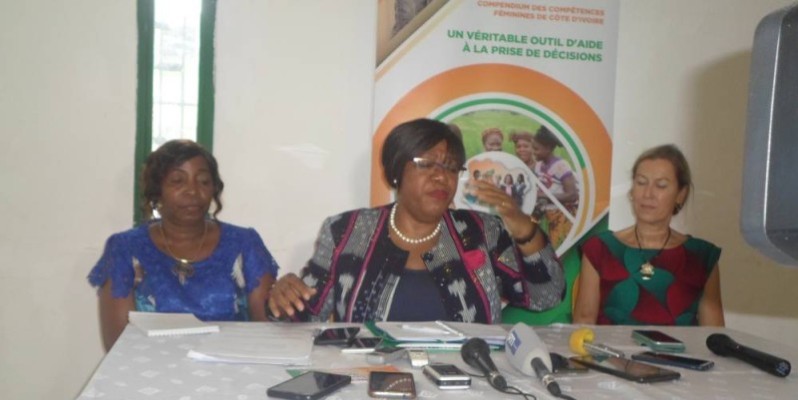 Euphrasie Yao, conseillère spéciale du Président de la République chargée du genre (au centre), responsable du Compendium de compétences féminines. (DR)