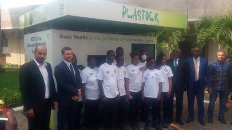 Photo de famille des responsables de Nestlé-ci et les bénéficiaires du projet. (Dr)