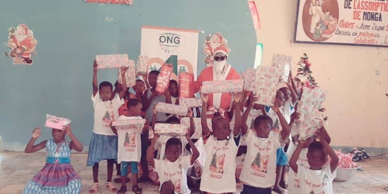 Des enfants de Monga ont reçu des cadeaux de l'Ong "Amour sans limite". (DR)
