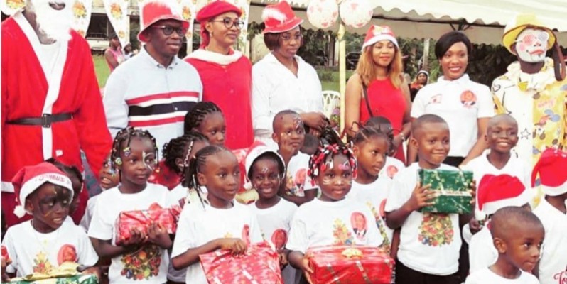 Une photo de famille du représentant du Premier ministre avec des enfants. (DR)
