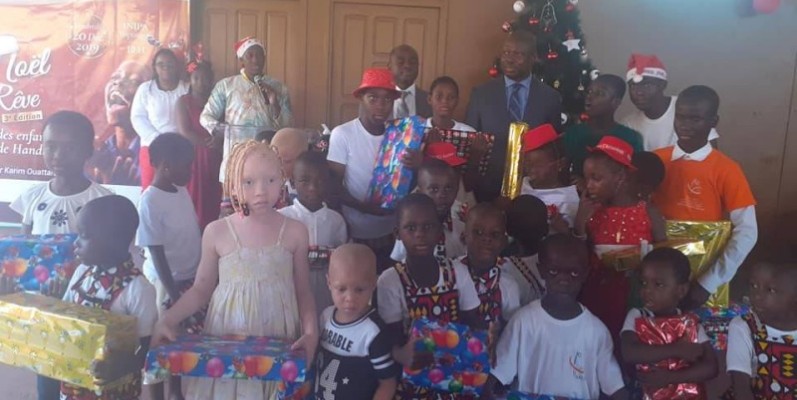 Les tout-petits de l'Inipa de Yopougon ont reçu des cadeaux du père Noël. (DR)