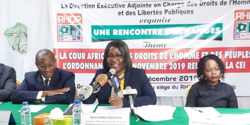 Aimée Zebeyoux, Secrétaire d’État chargée des droits de l’homme (au centre). (DR)