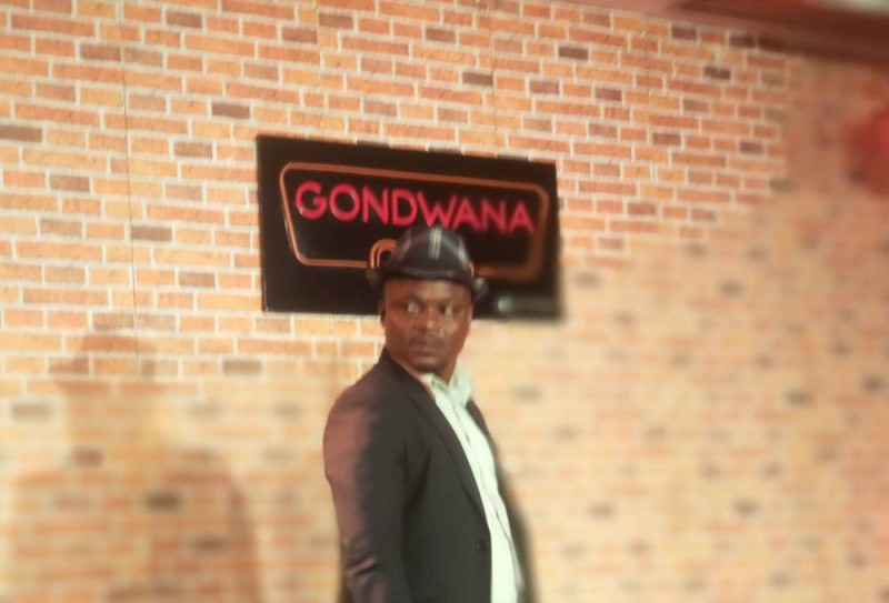 L'humoriste Deperpignan a faire tordre de rire le public (Salif D. CHEICKNA)