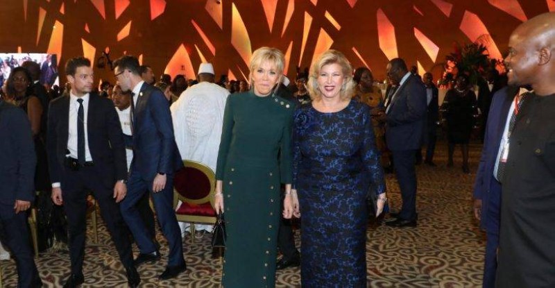 Les deux premières dames Brigitte Macron et Dominique Ouattara lors du dîner-gala d'Abidjan à l'occasion de la visite officielle du président de la République française (DR)