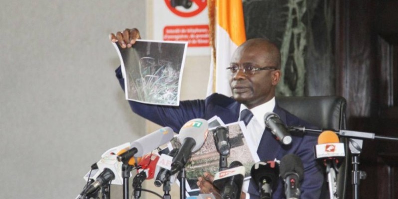Le Procureur de la République brandit une photographie des armes et munitions retrouvées dans des domiciles. (Véronique Dadié)