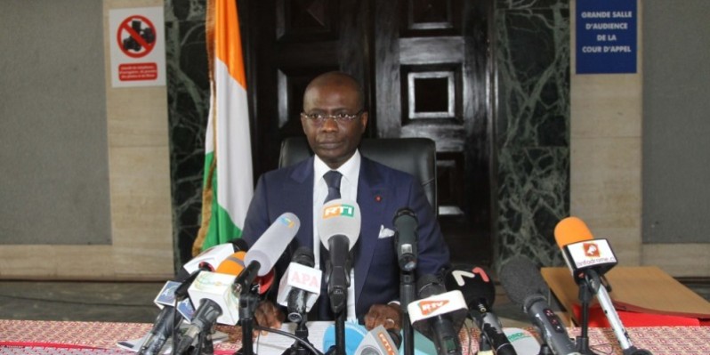 Le procureur de la République, Adou Richard, a présenté aux journalistes des pièces à conviction en sa possession. (Véronique Dadié)