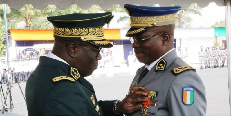 Le général de division Alexandre Apalo Touré, a reçu sa médaille des mains du chef d’Etat-major des Armées, le général de corps d’armée Lassina Doumbia. (Poro Dagnogo)
