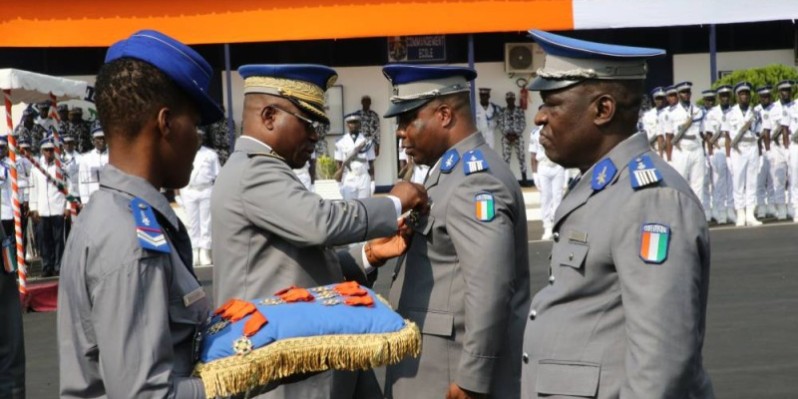 Des officiers et sous-officiers reçoivent leur distinction des mains du Commandant supérieur de la Gendarmerie, le général de division Alexandre Apalo Touré. (Poro Dagnogo)