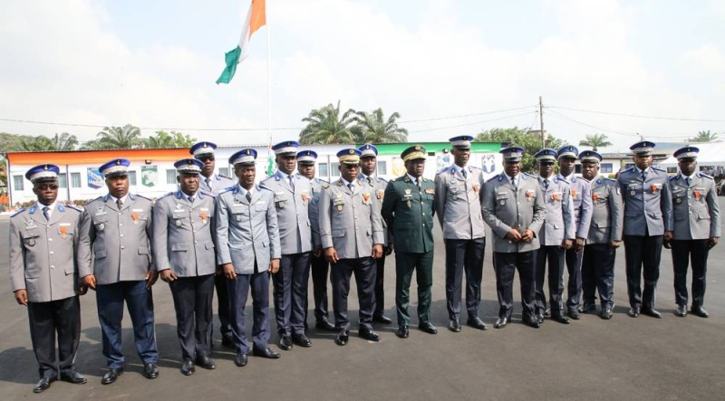 Des décorés autour du général de corps d'armée Lassina Doumbia, chef d'Etat-major général des armées (en tenue verte). (Poro Dagnogo)