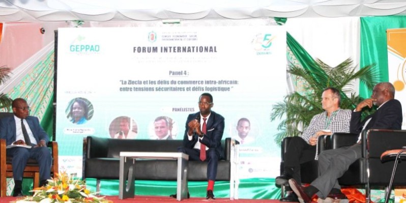 Touré Waoti, directeur de la coopération internationale et sous-régionale du ministère du Commerce et de l’Industrie (au centre), a représenté le ministre Souleymane Diarrassouba.