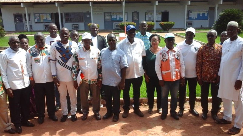 Le ministre Sanogo Mamadou et le directeur général de Fraternité Matin, Venance Konan (au centre), ont à cœur de voir les élèves étudier dans de bonnes conditions. (photo:d.r)