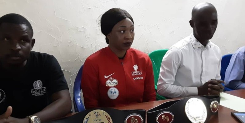 Sanogo Sedja, entourée par le président de la Fib à droite et  son frère, est déterminée à arracher la qualification pour les Jeux olympiques. (DR)