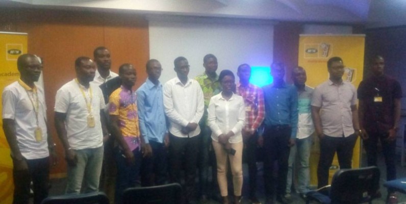Des jeunes retenus lors de la présélection posent avec des responsables de Mtn-Ci. (DR)