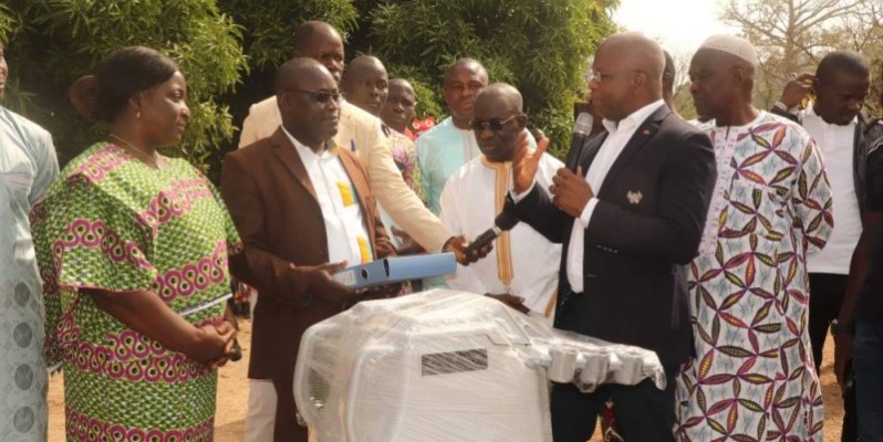 Le ministre Moussa Dosso, au cours de la cérémonie de don à l’hôpital de Mankono. (DR)