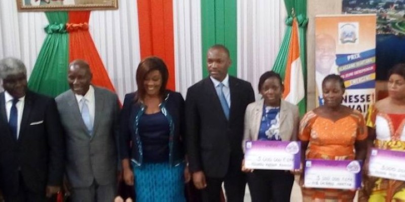 Photo d'ensemble du Vice-président, Kablan Duncan avec des lauréats. (Aip)