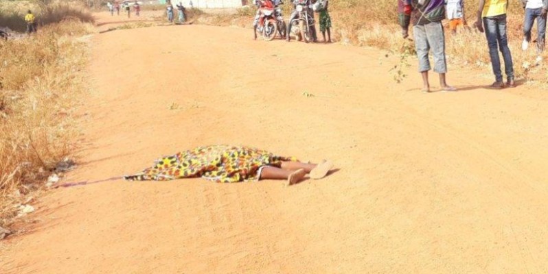 Vue du corps sans vie de la victime de la chute de tricycle à Niakara. (Aip)