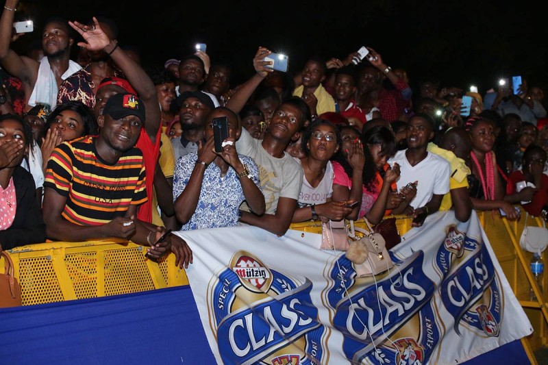 Des spectateurs satisfaits de la prestation de Fally Ipupa (DR)