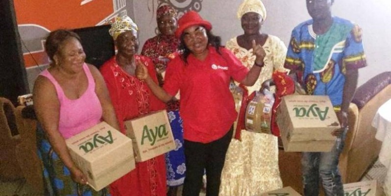 La présidente du comité d'organisation, Ouattara Anziata en compagnie de quelques bénéficiaires. (DR)