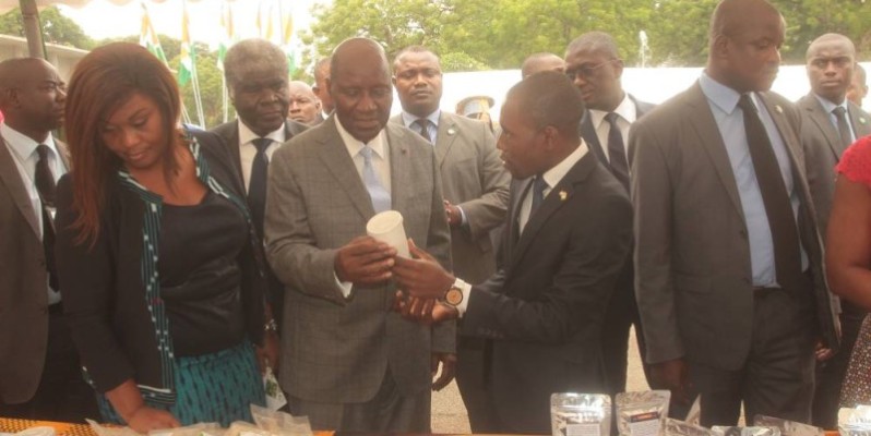 Le vice-Président Duncan et la délégation officielle ont procédé à une visite de stands après la cérémonie de remise des prix. (Sébastien Kouassi)