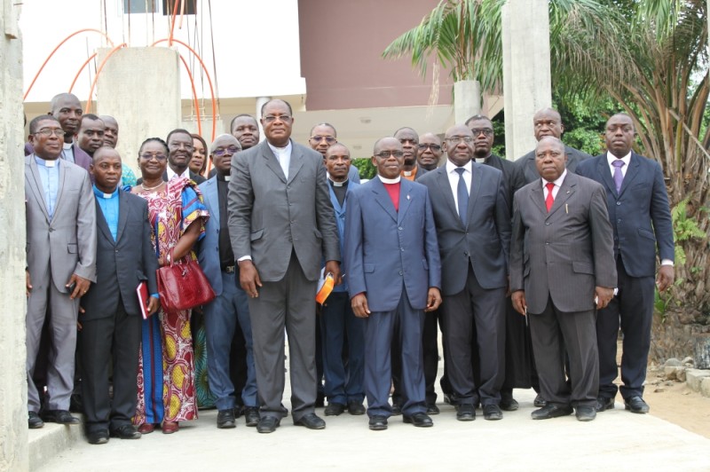 




Le bishop Benjamin Boni et les responsables de l’église devant l’immeuble «le Bon berger».