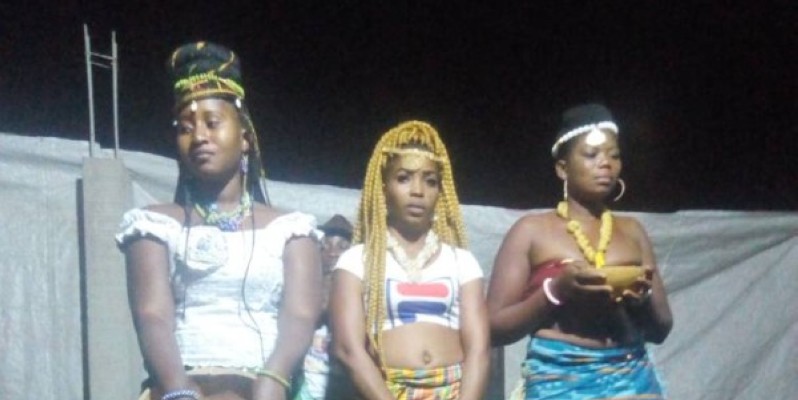 Des tenues traditionnelles portées par des jeunes filles ont été mises en valeur.(DR)