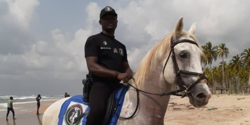 Un soldat de la police montée en pleine patrouille sur l’une des plages.(DR)