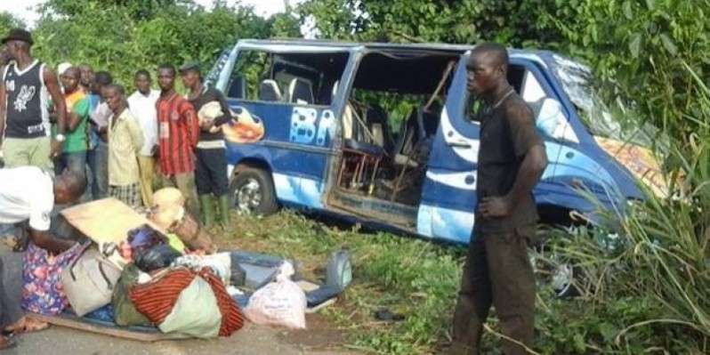  Un minicar se renverse et fait mort. -DR)