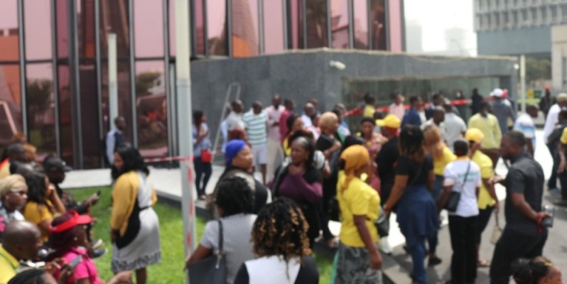Des agents grévistes de la Poste de Côte d’Ivoire. 
(JEAN BAVANE)