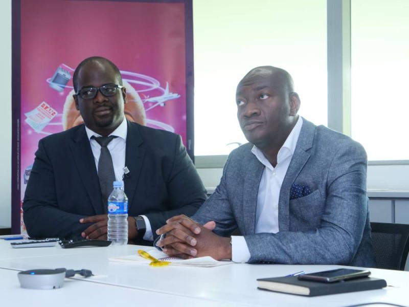 Le directeur général de Canal+ Côte d'Ivoire, M. Diallo en compagnie de son directeur commercial.