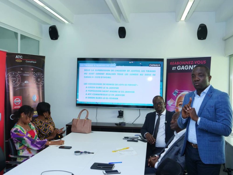 Nana K. Toufouo, responsable réabonnement Canal+ Côte d'Ivoire (débout) explique l'intérêt de la tombola 2020
