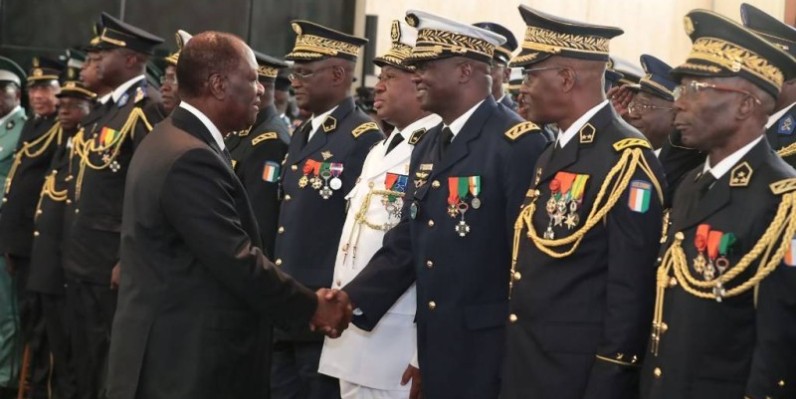 Le Président Alassane Ouattara saluant les différents chefs de corps. (Cicg)